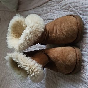 Uggs with fur & leather bow size US 4
